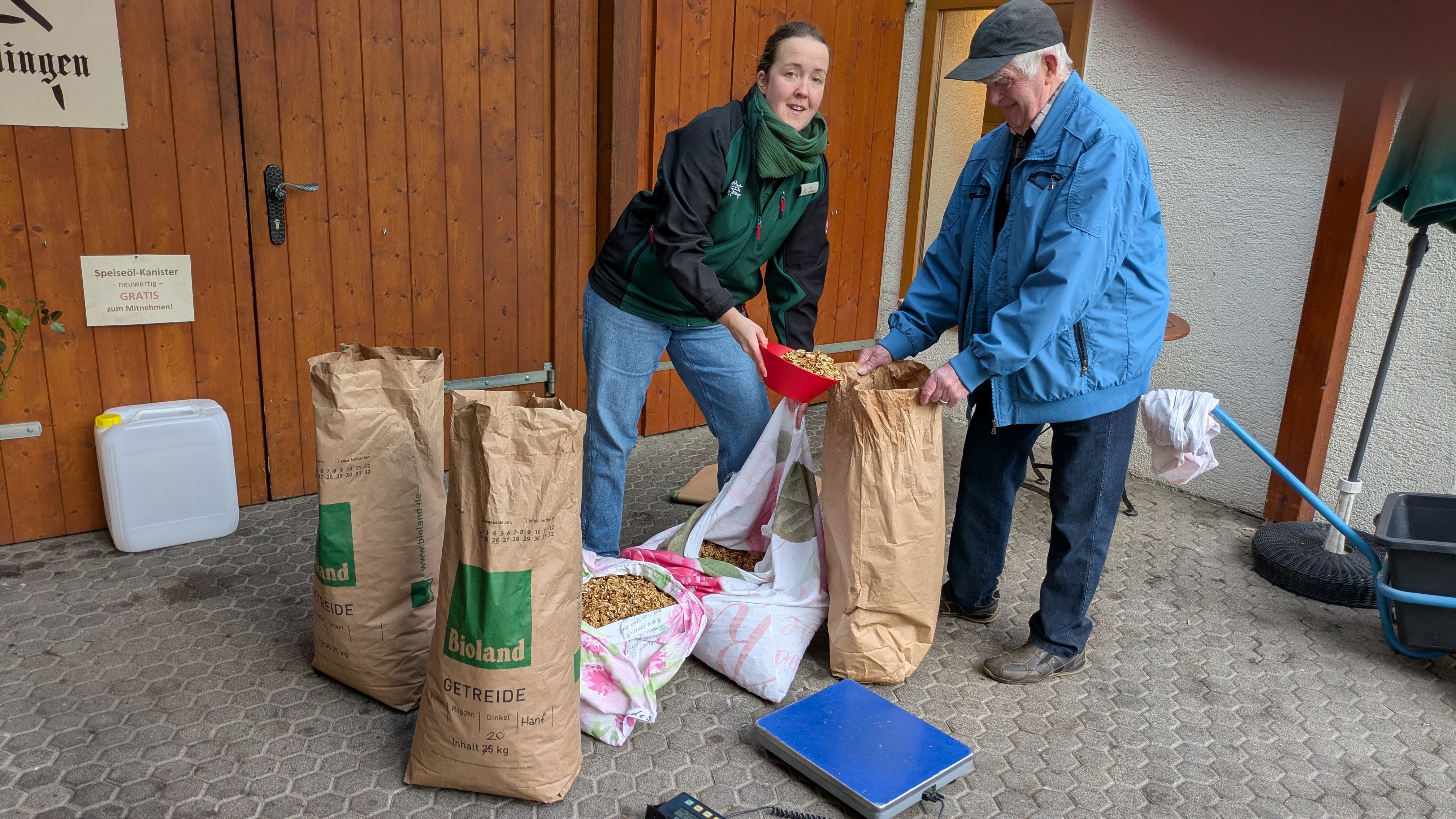 Es regnet Walnüsse!